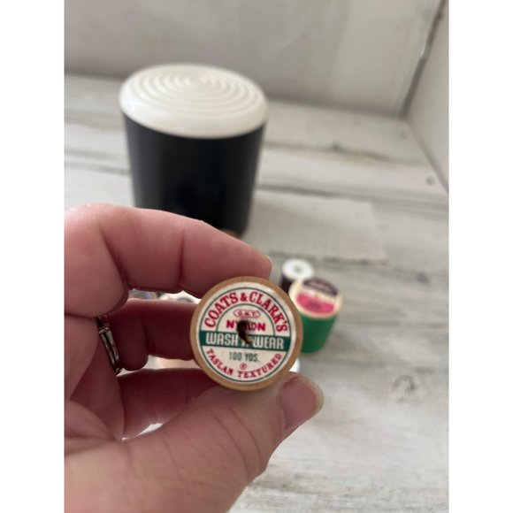 Container of miscellaneous thread - Picture 3 of 7